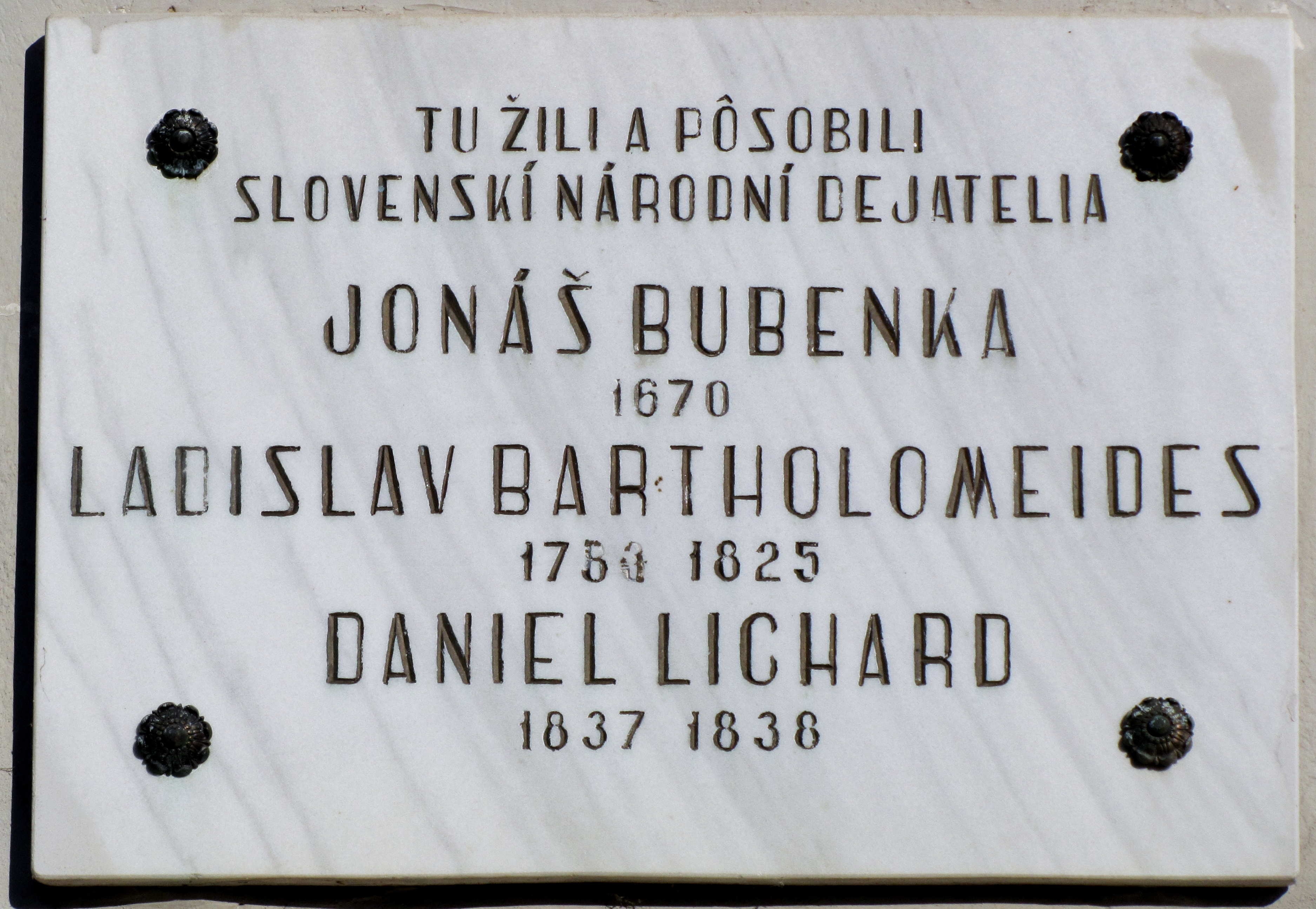 Pamätná tabuľa L. B. Bartholomeidesa v Ochtinej (archív Botanikov v Botanickom ústave Centra biológie rastlín a biodiverzity Slovenskej akadémie vied v Bratislave, foto L. Barabás).