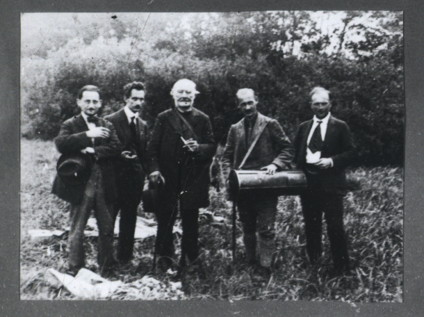 Botanici v NPR Šúr (archív SNM-Múzeum Ľudovíta Štúra v Modre. v strede J. Ľ. Holuby, F. A. Novák prvý sprava).